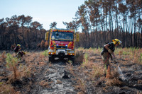 Un détachement de pompiers ukrainiens en renfort pour lutter contre les flammes au Porge cet été