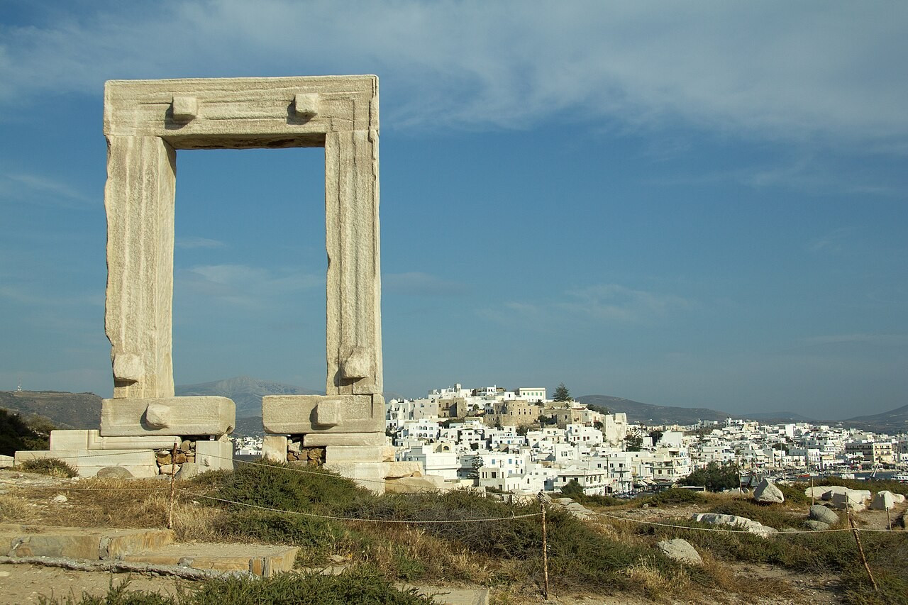 Porte du Temple d'Apollon, Naxos, ©Zde, CC BY-SA 4.0, via Wikimedia Commons Les moulins à huile de Naxos