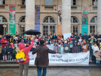 Tout en musique, un collectif dénonce la situation des écoliers bordelais vivant à la rue