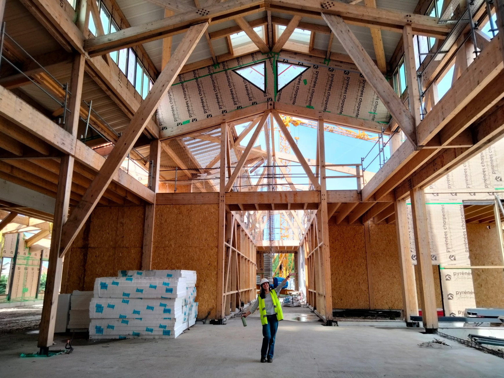 © Cassandre Thomas. Pauline Guérin, chargée de la permanence architecturale du Chahut sur le chantier. Le Chahut : un tiers-lieu solidaire pour la cohésion du territoire