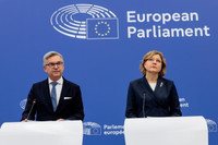 La Commission européenne renforce sa politique des "hubs de retours"