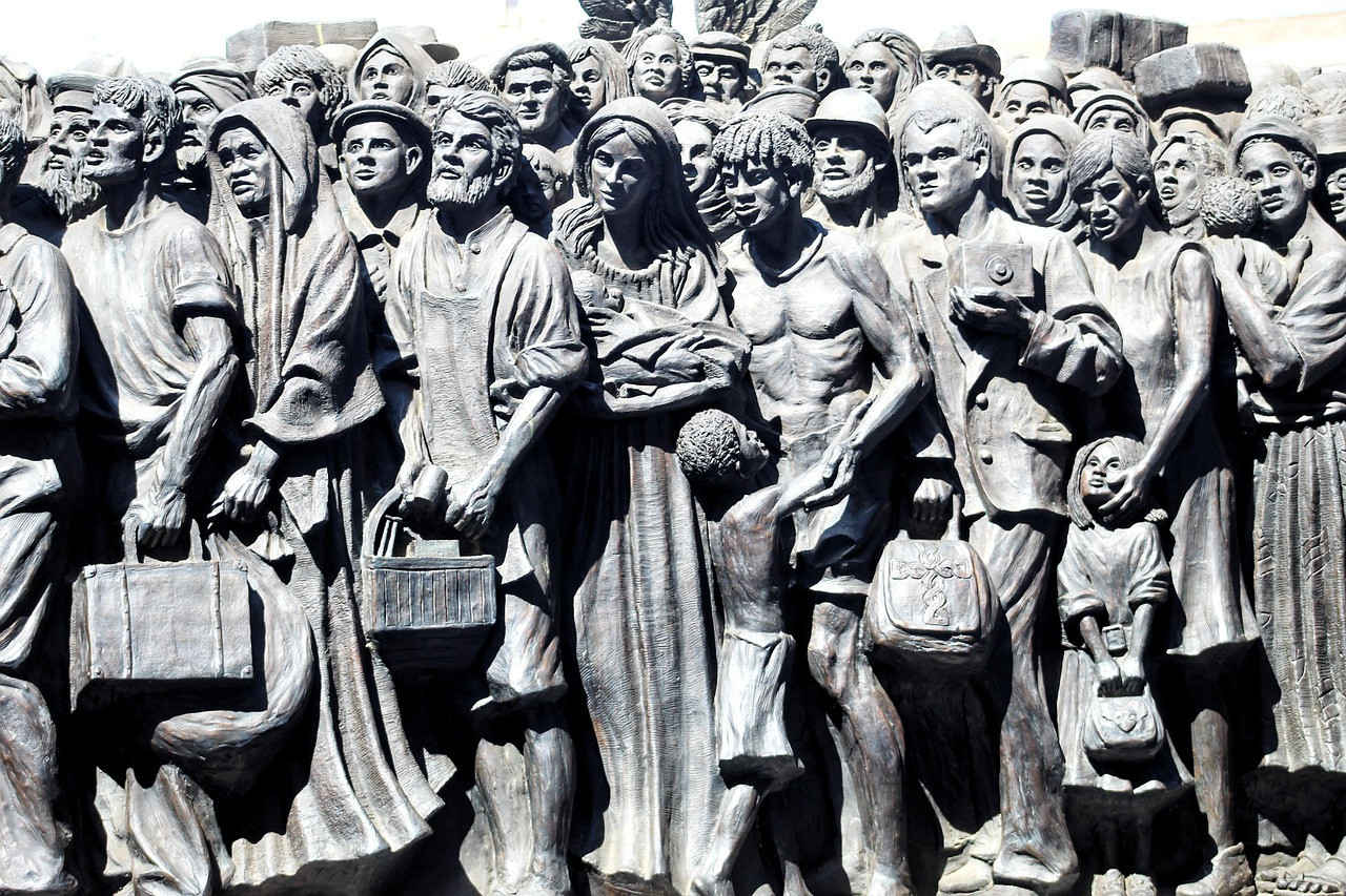 « Angels Unawares » sculpture en hommage aux migrants inaugurée par le Pape François sur la Place St Pierre, le 29 septembre 2019 représentant l’urgence de l’hospitalité. © Pixabay En Belgique, une politique d'accueil pointée du doigt