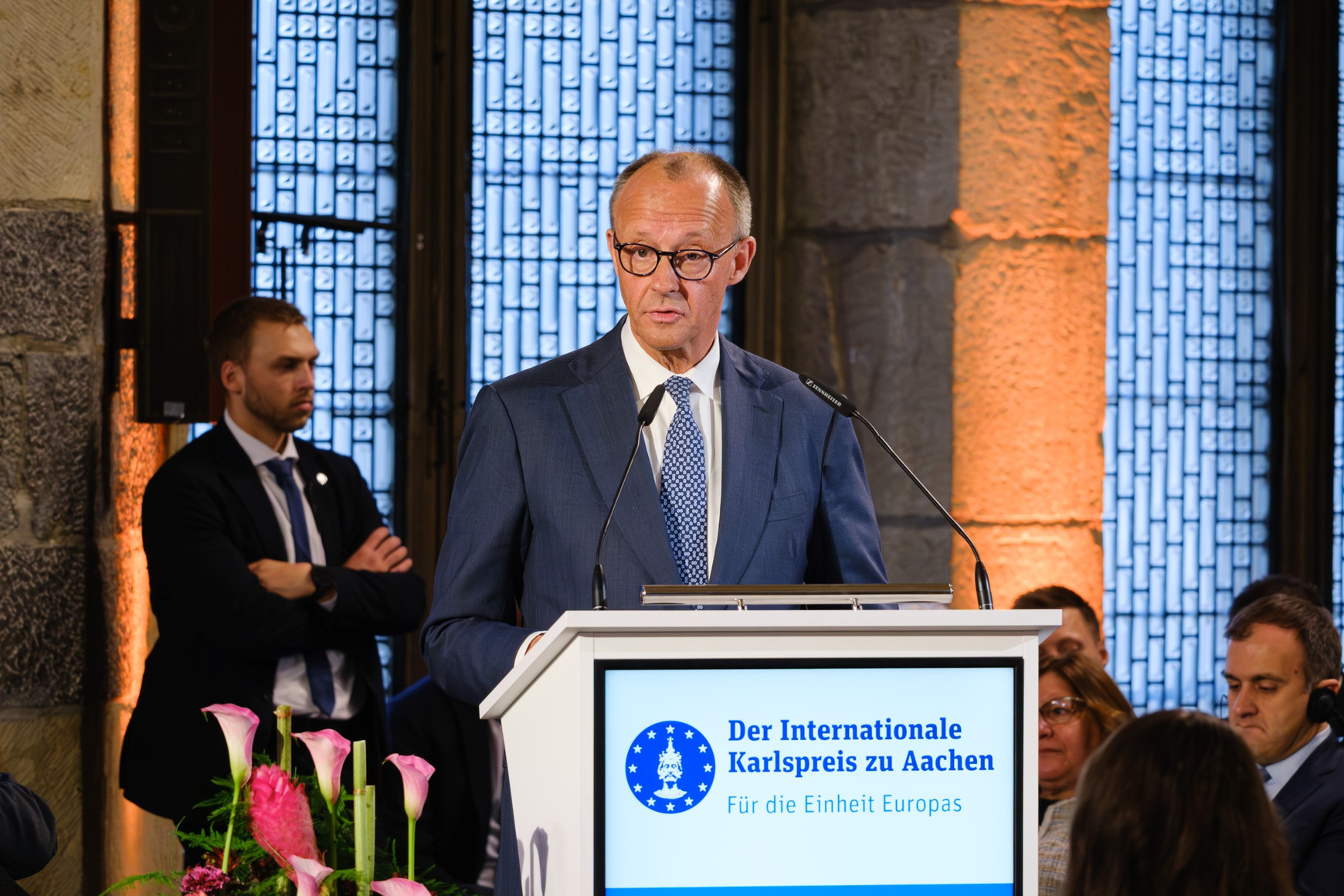 Friedrich Merz lors de la cérémonie de remise du prix Charlemagne 2026. © Grunpfnul via Wikimedia Commons Aujourd'hui en Europe - 25 juin 2026