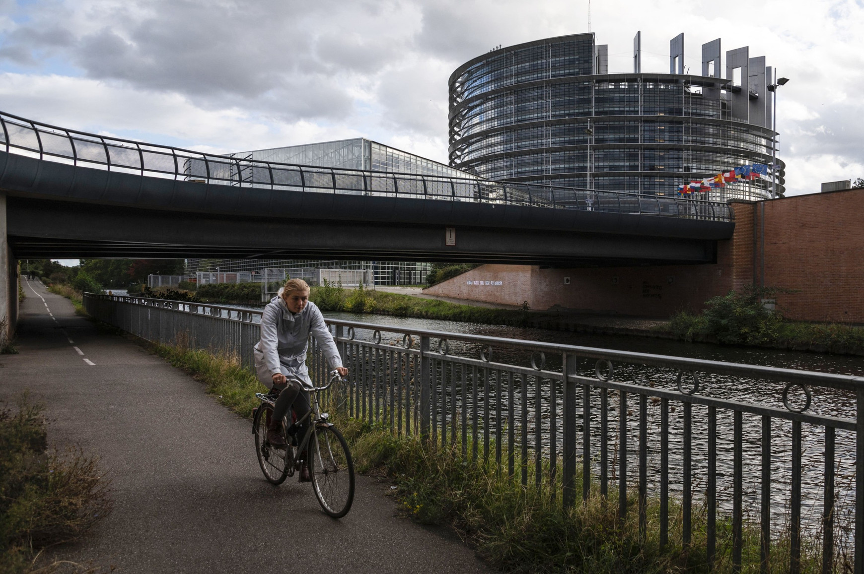 Une femme à vélo près du Parlement européen de Strasbourg, le 6 octobre 2020. © Sebastien Bozon/AFP Strasbourg face au défi du vélo : comment retrouver le top 5 européen ?