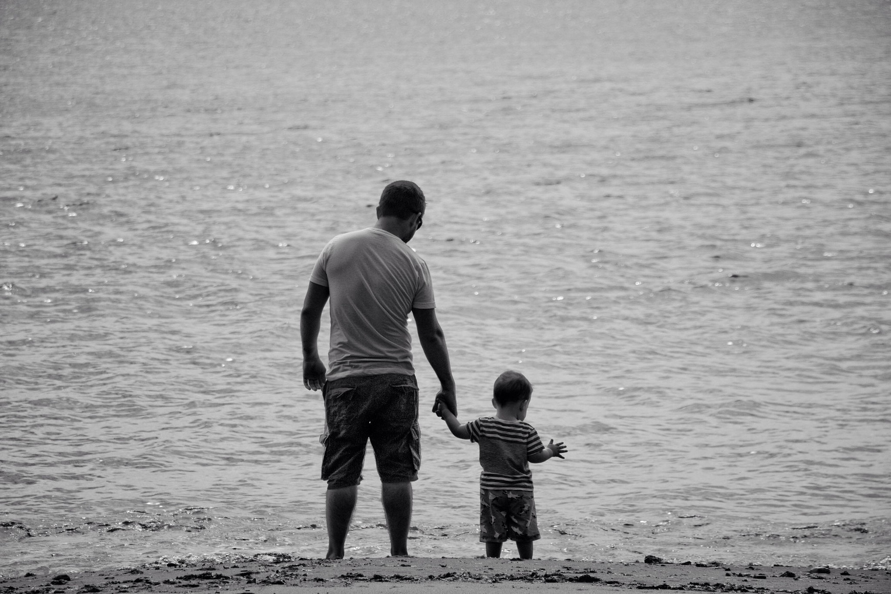 Père et fils  Source : By Nt Design - Imported from 500px (archived version) by the Archive Team. (detail page), CC BY 3.0, Wikimedia Démographie en Belgique (2/2) : le solde naturel négatif, un phénomène européen