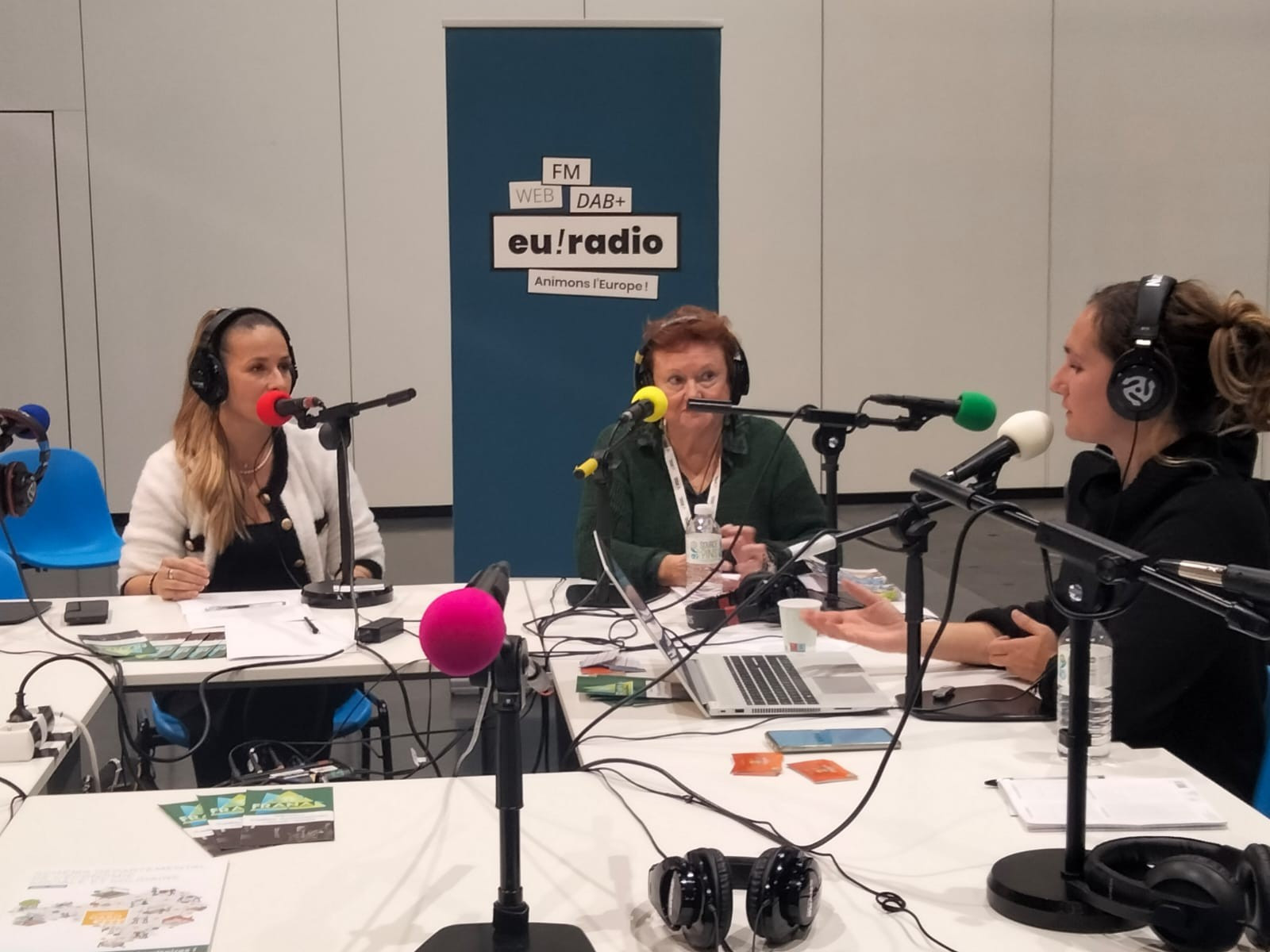 De gauche à droite : Lucia Radu, Scarlet Wilson-Courvoisier et Cassandre Thomas. Plateau radio du Gsef, Bordeaux, octobre 2025. Euradio au Forum mondial de l'économie sociale et solidaire