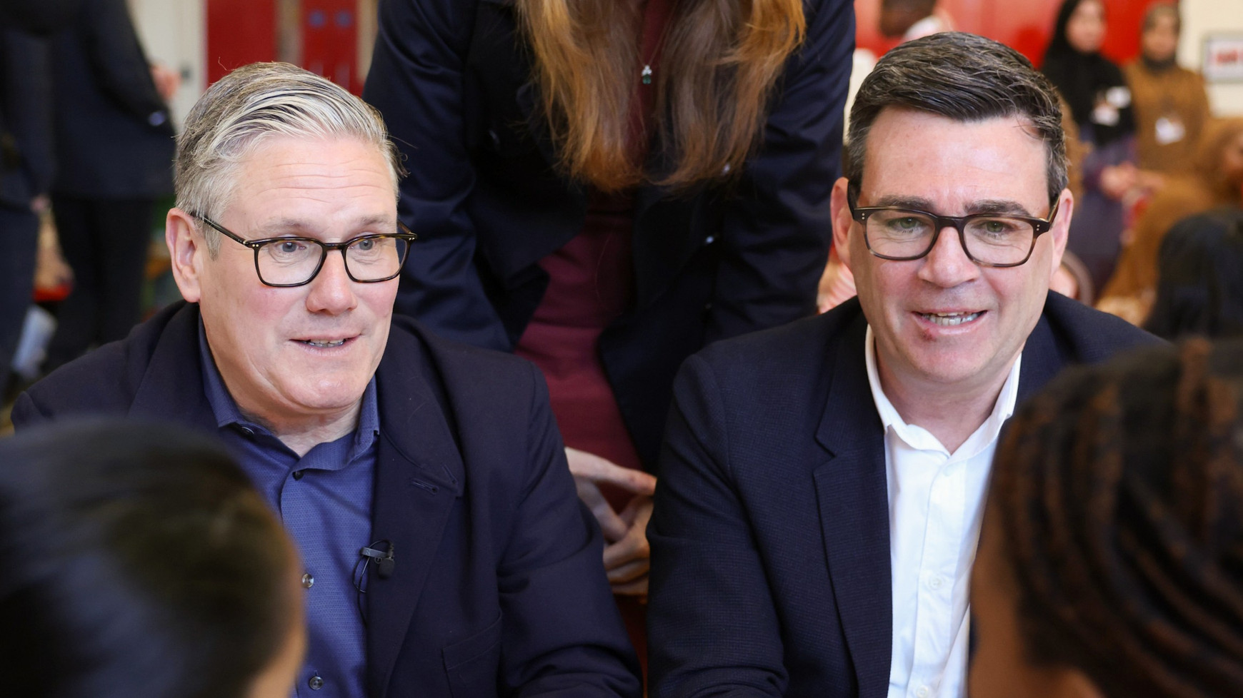 Keir Starmer et Andy Burnham à Manchester, le 13 avril 2026. © Number 10 via Wikimedia Commons Royaume-Uni : la démission de Keir Starmer ouvre-t-elle une nouvelle ère pour le Labour ?