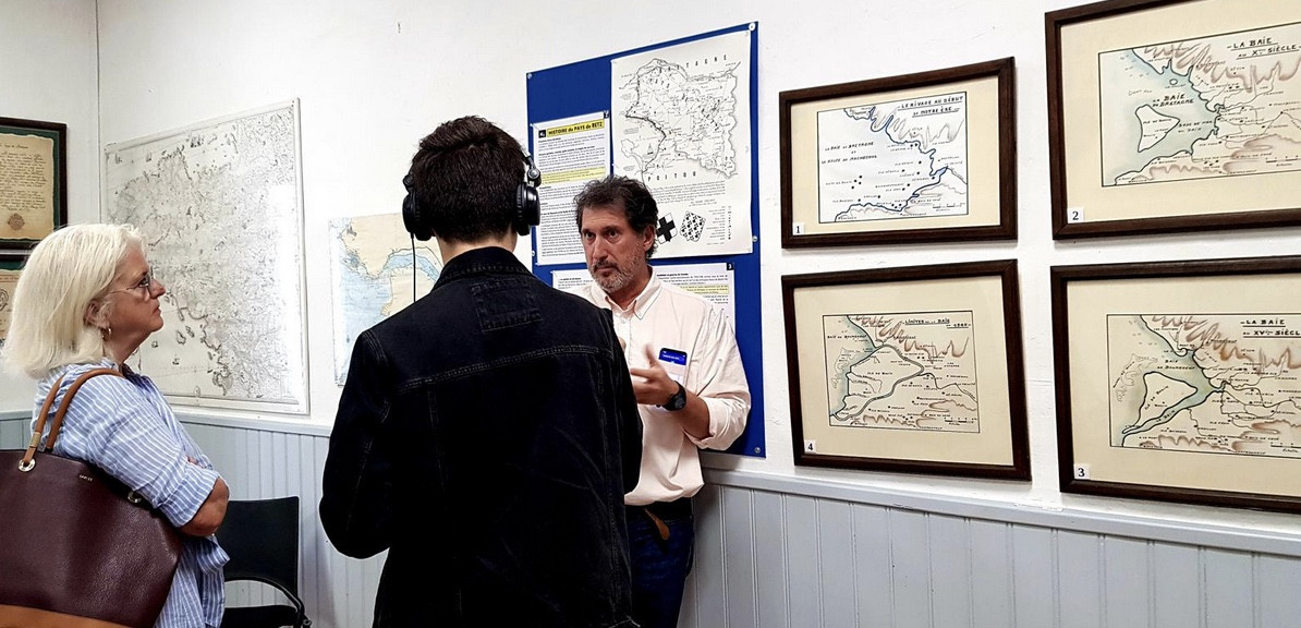 © Véronique Aug (au Musée du Pays de Retz : Véronique Auger à gauche, Eliott Coriton de dos et Romuald Renaud au fond.) C’est quoi StudioPréf’ ? Véronique Auger nous explique…