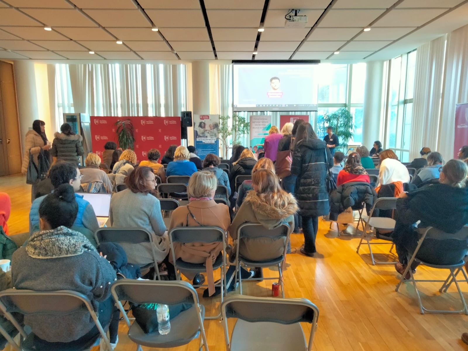 © Cassandre Thomas. Une centaines de participantes se sont rendues à l'Hôtel de région pour le Forum des entrepreneuses. Entreprendre, un défi toujours féminin
