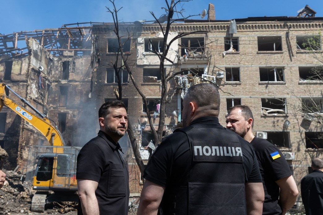 Légende : Volodymyr Zelensky visite les sites d’interventions d’urgence après les attaques russes de la nuit du 23 au 24 mai, le 24 mai 2026. Source : © Présidence de l’Ukraine Massives frappes russes sur Kiev : un violent aveu de faiblesse du Kremlin ?