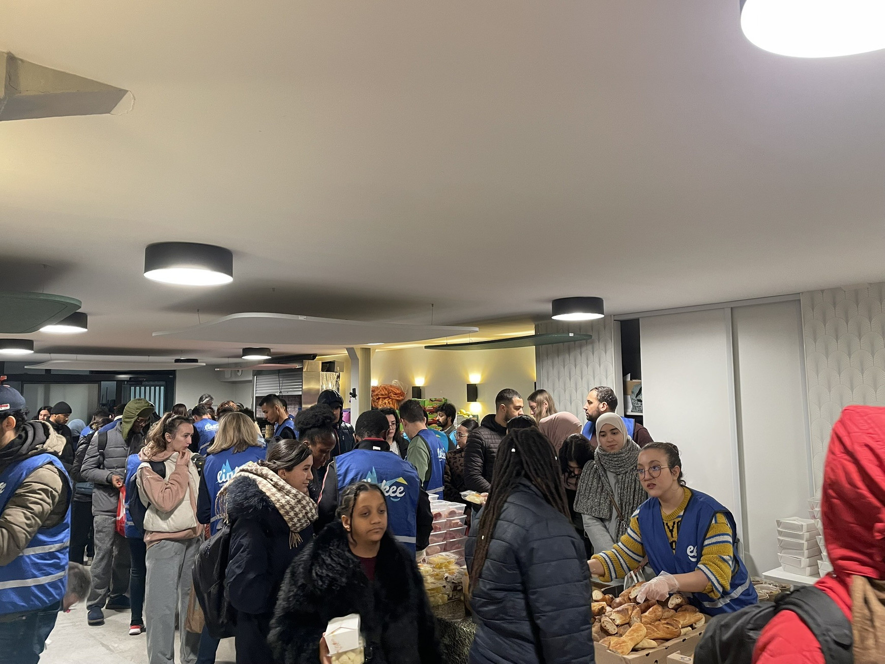 Dans ce local situé dans le 20ème arrondissement de Paris, près de 600 étudiants sont inscrits pour bénéficier d'un colis alimentaire Pour aider les étudiant·es à manger, l'association Linkee doit trouver de nouveaux financements