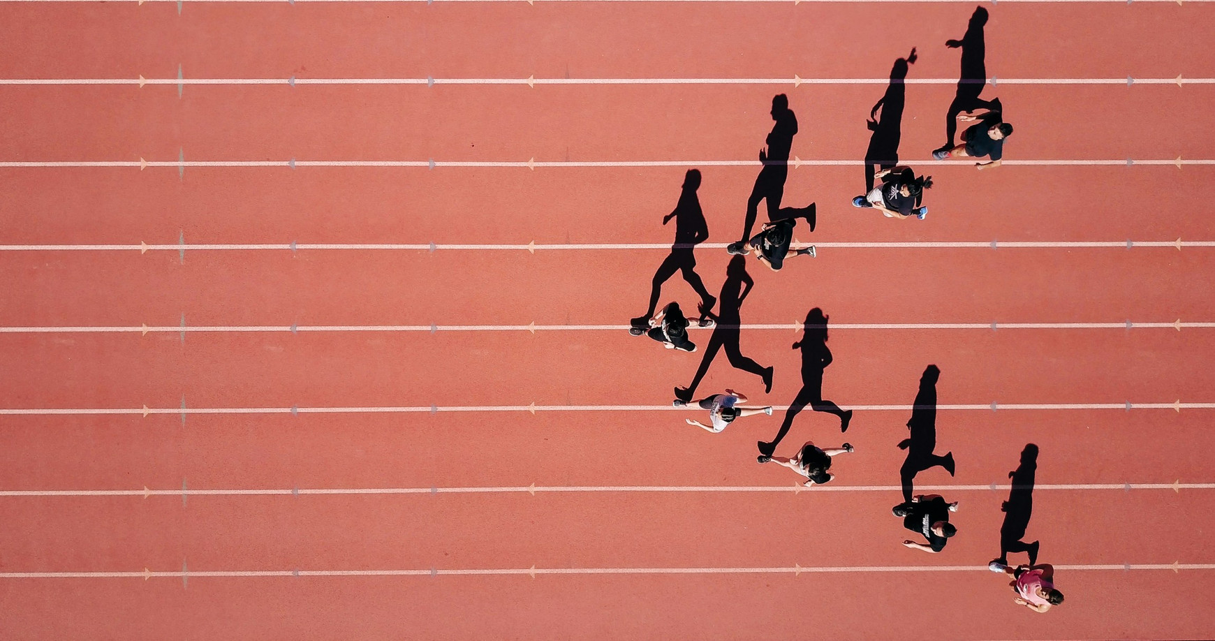 Photo de Steven Lelham sur Unsplash Sponsors polluants, trajets en avion : le sport peut-il se réinventer ?