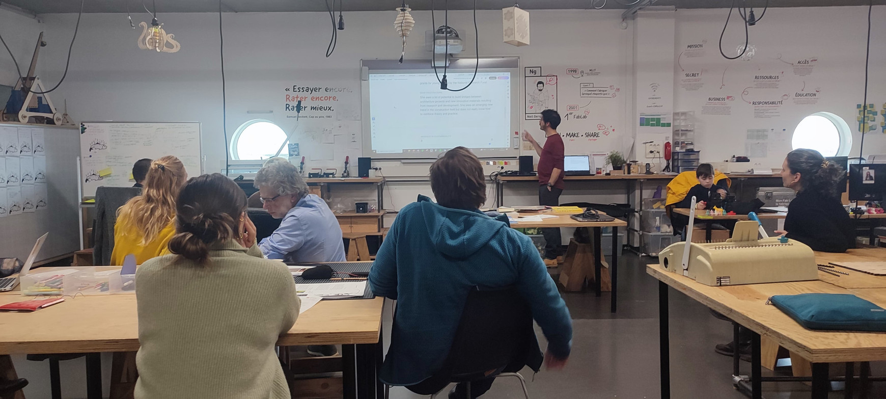 © Cassandre Thomas. Réunion entre les différents partenaires européens du projet REEFAB au fablab de CapSciences. Bordeaux, mars 2025. ReeFab : accompagner les jeunes vers les métiers de la transition écologique