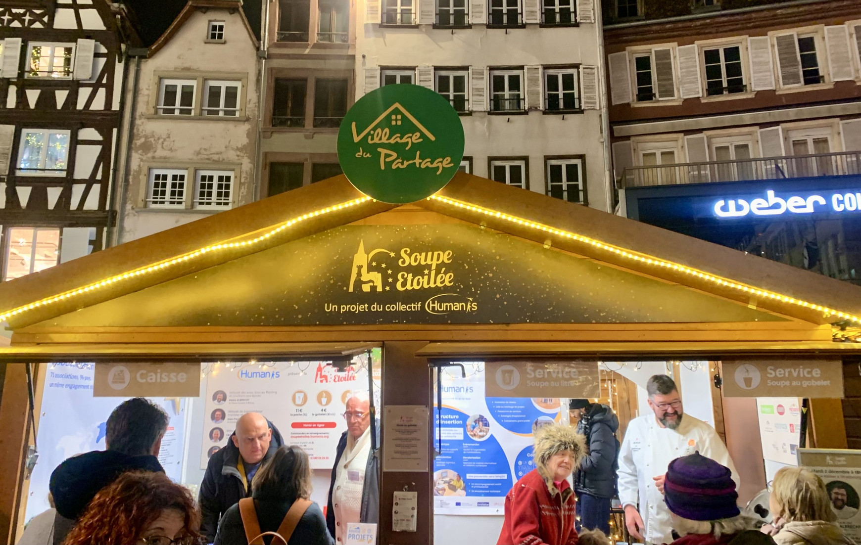 Le stand de la soupe étoilée au Village du Partage du marché de Noël, Place Kléber, à Strasbourg, le 2 décembre 2025. © Antoinette Benoit La soupe étoilée, une recette solidaire au marché de Noël