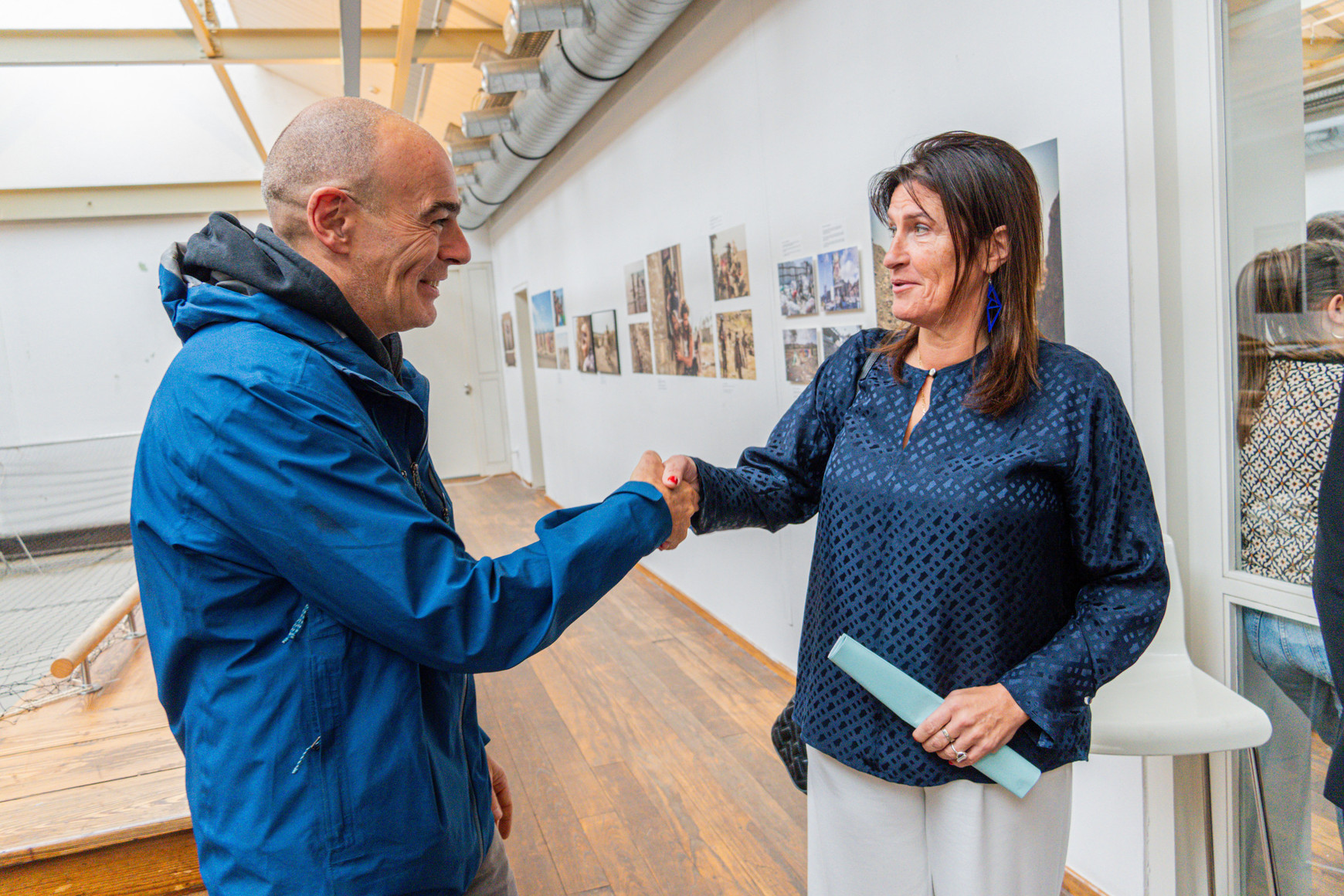 Madame la ministre Jacqueline Galant fait la rencontre de Gaël Turine, l'un des photographes présentés par l'exposition Education aux médias en Belgique, un enjeu grandissant