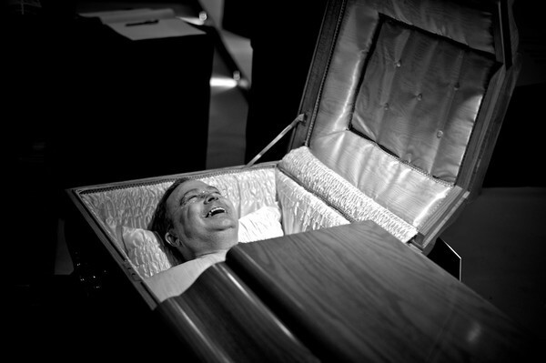 Épisode Combien de temps peut-on rester mort ? de l'émission Service de Traitement des Requêtes Urgentes - ancienne émission