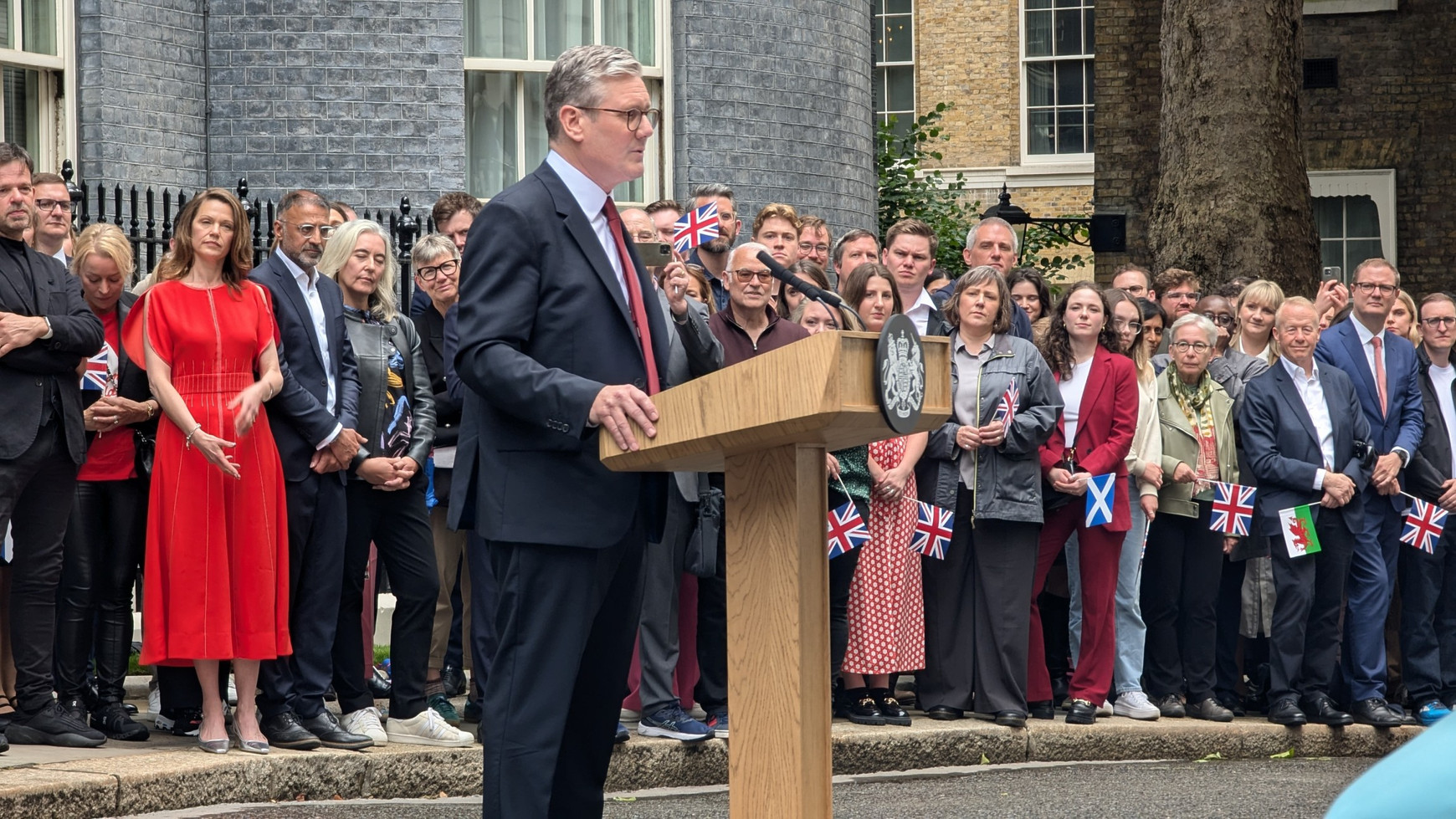 Keir Starmer lors de son premier discours de Premier ministre, à Downing Street. © Parrot of Doom, CC BY-SA 4.0 via Wikimedia Commons Aujourd'hui en Europe - 22 juin 2026