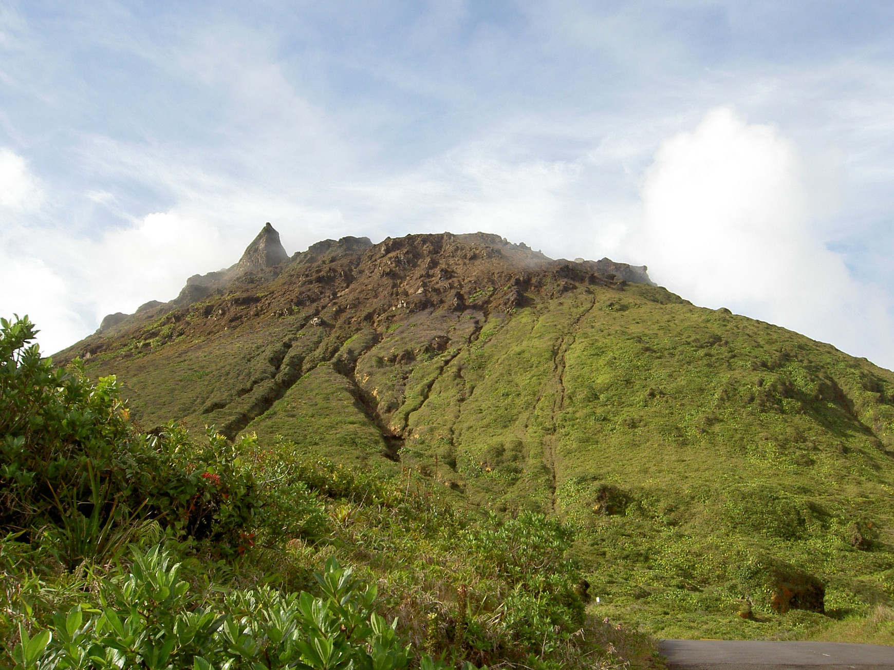 La Soufrière vue par le Morne Carmichaël. © Enrevseluj - Wikimedia Commons En Guadeloupe, le projet Soufrière Factory tente de mieux comprendre le fonctionnement d'un volcan sous surveillance
