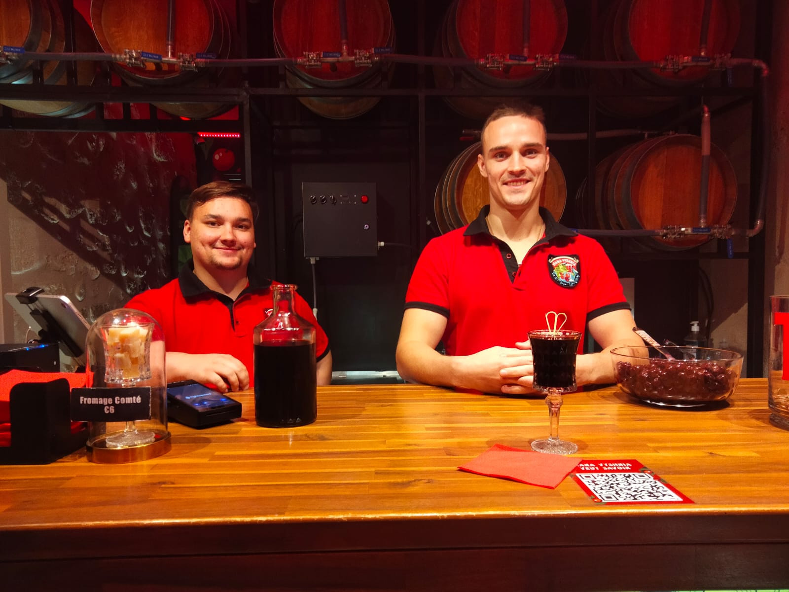 © Cassandre Thomas. Dari (à droite), salarié, et Stanilav Kolesnitchenko, co-fondateur. Piana Vyshnia, le premier bar ukrainien de liqueur de cerise en France