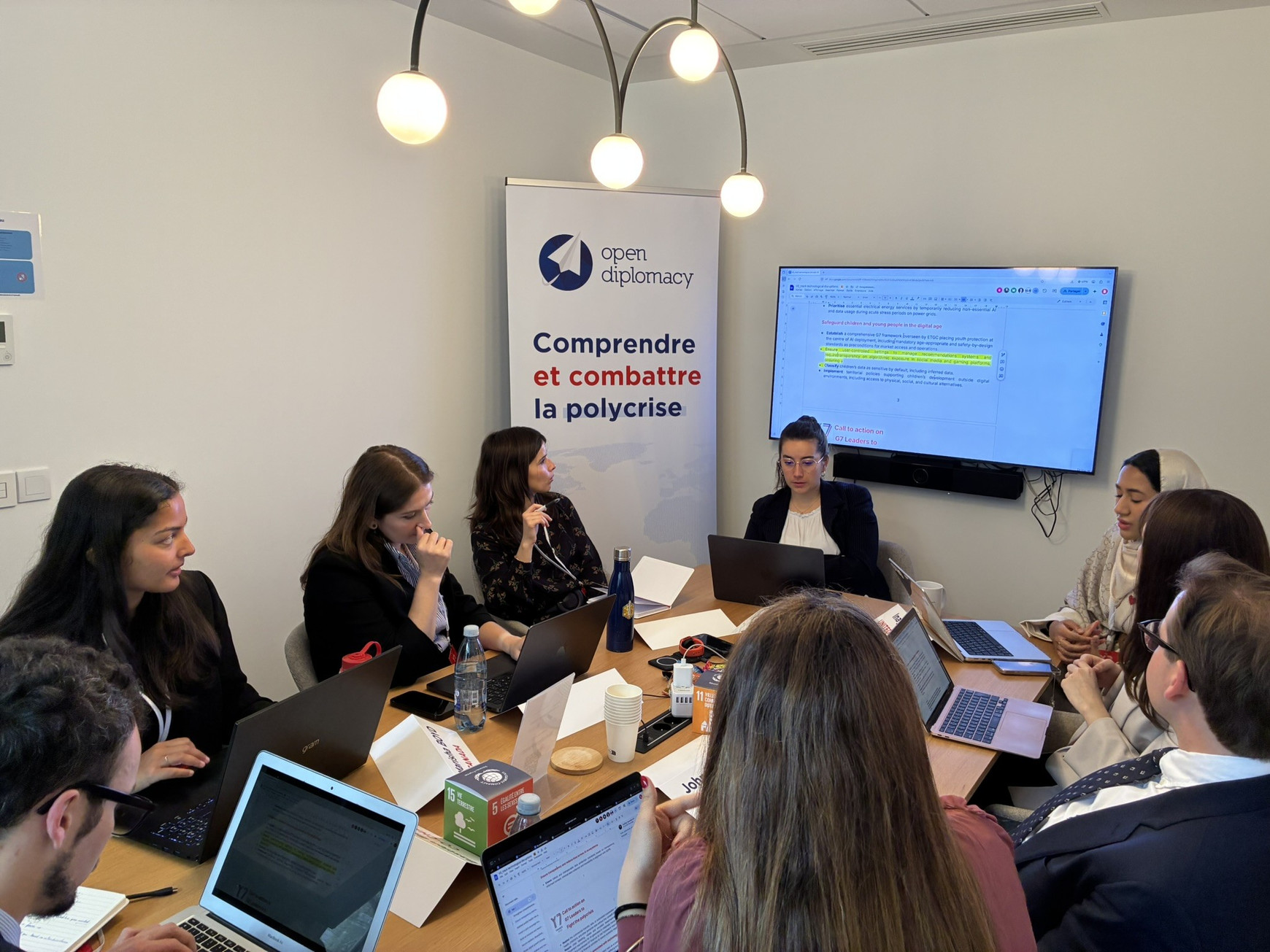 Les négociations du Y7 dans le groupe de travail "enjeux numériques" Avant le G7 en France, le Y7 donne la parole aux générations futures