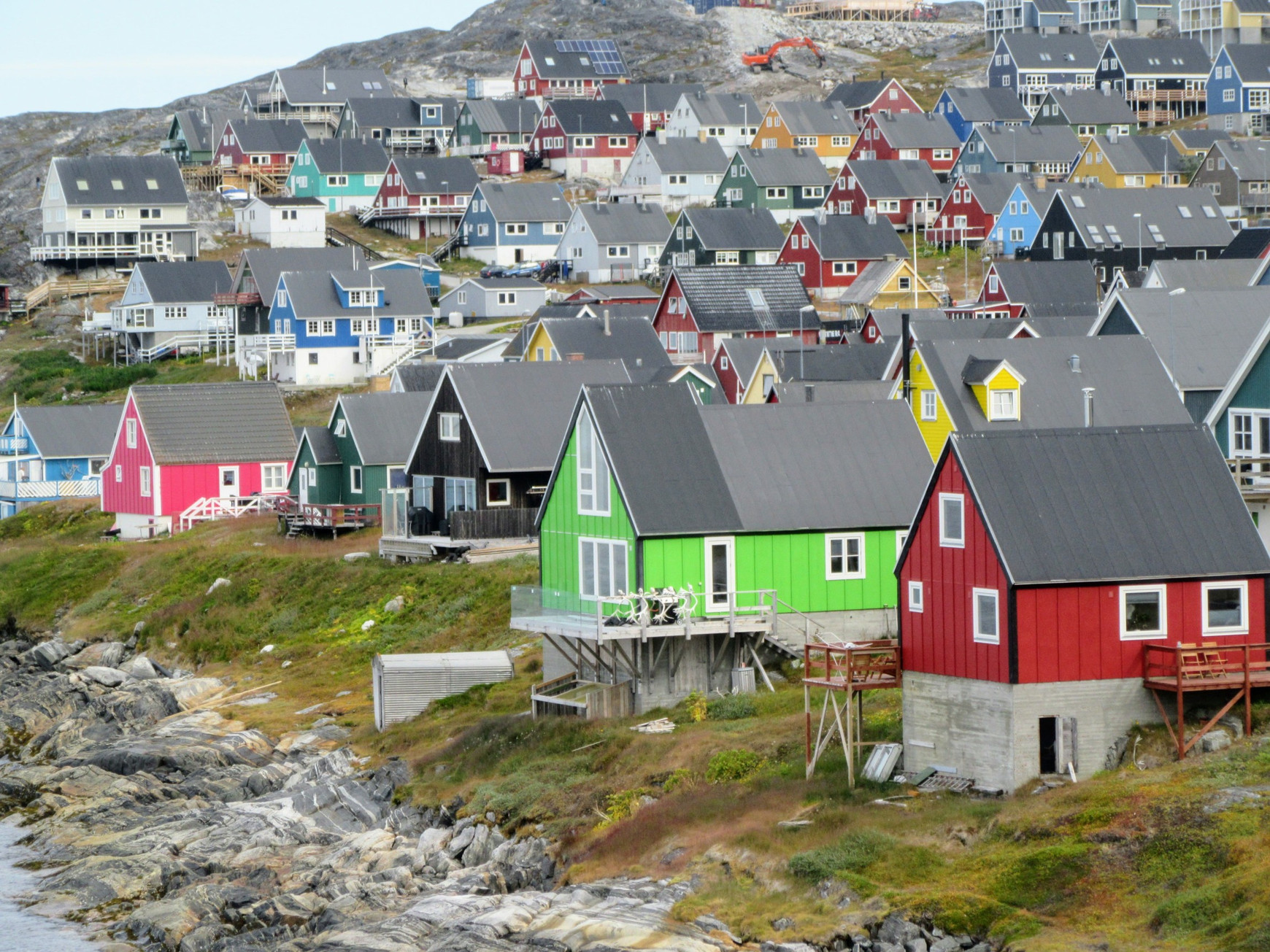 Des maisons colorées à Nuuk, au Groenland.  Source : amanderson2, CC BY 2.0, via Wikimedia Commons Aujourd'hui en Europe - 19 janvier 2026