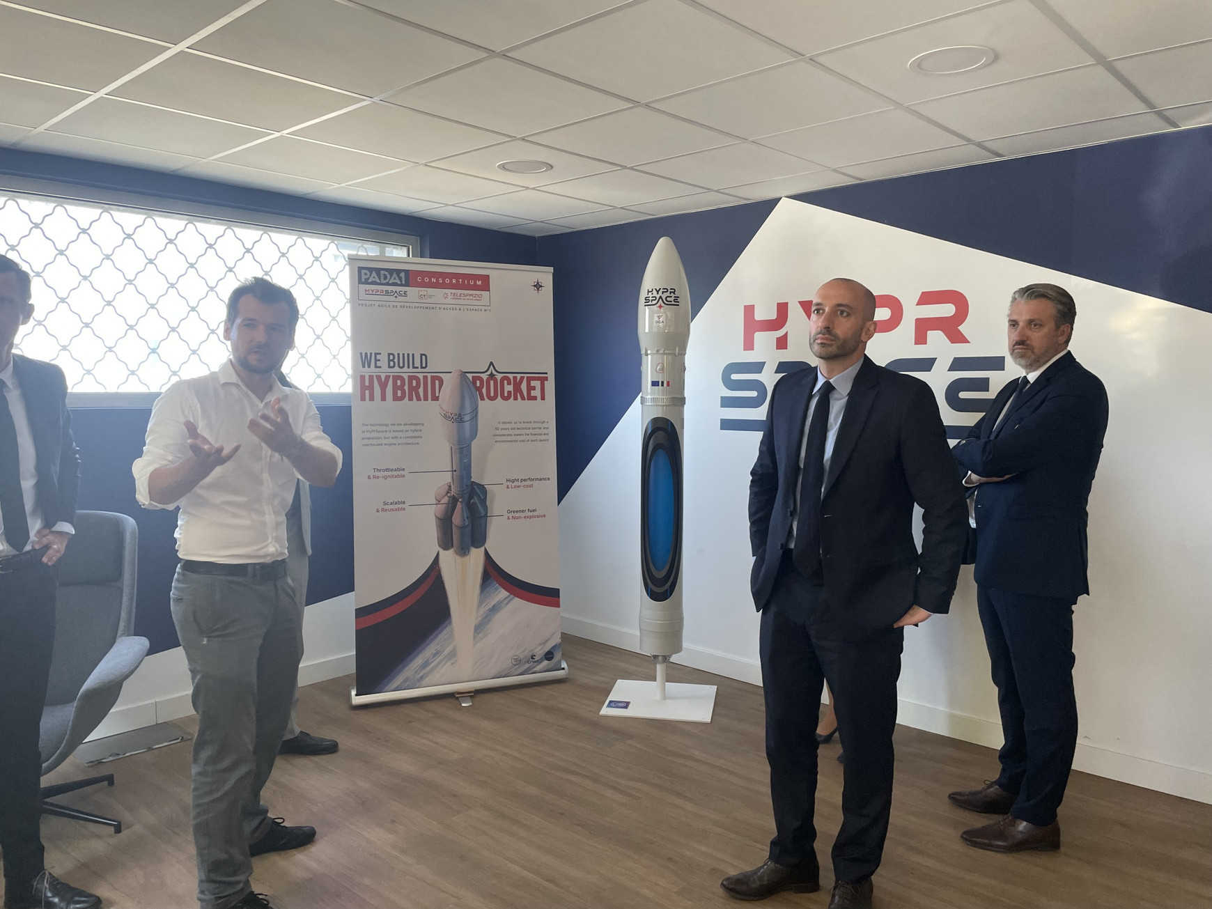 (De gauche à droite) Sylvain Bataillard, co-fondateur HyPrSpace, Benjamin Haddad, ministre délgué de l'Europe, Eric Poulliat, maire du Haillan.© Camille Buonanno Comment une spart up bordelaise participe à la souveraineté spatiale européenne ?