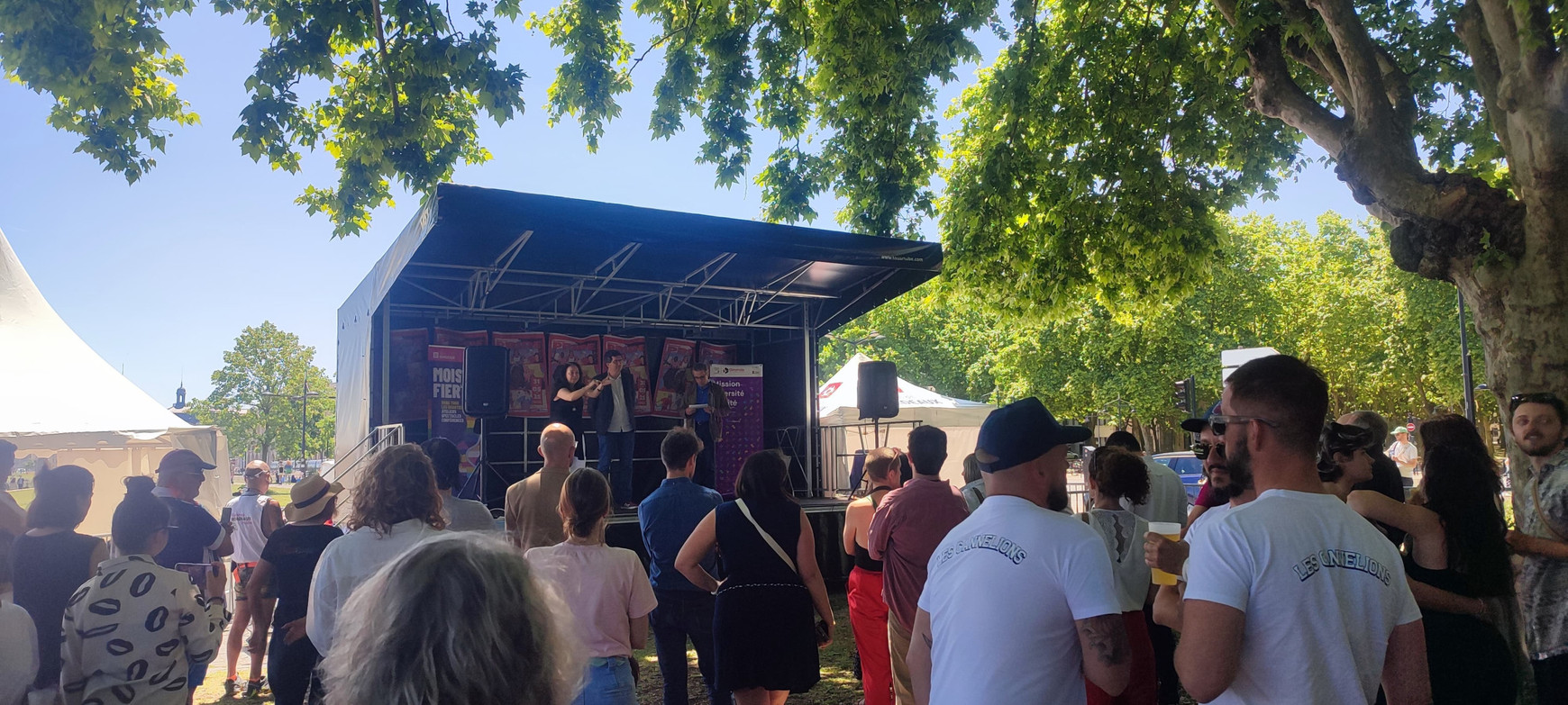 © Cassandre Thomas. Village des fiertés. Bordeaux, mai 2025. Ouverture du mois des fiertés : entre ambiance festive et climat LGBTphobe inquiétant