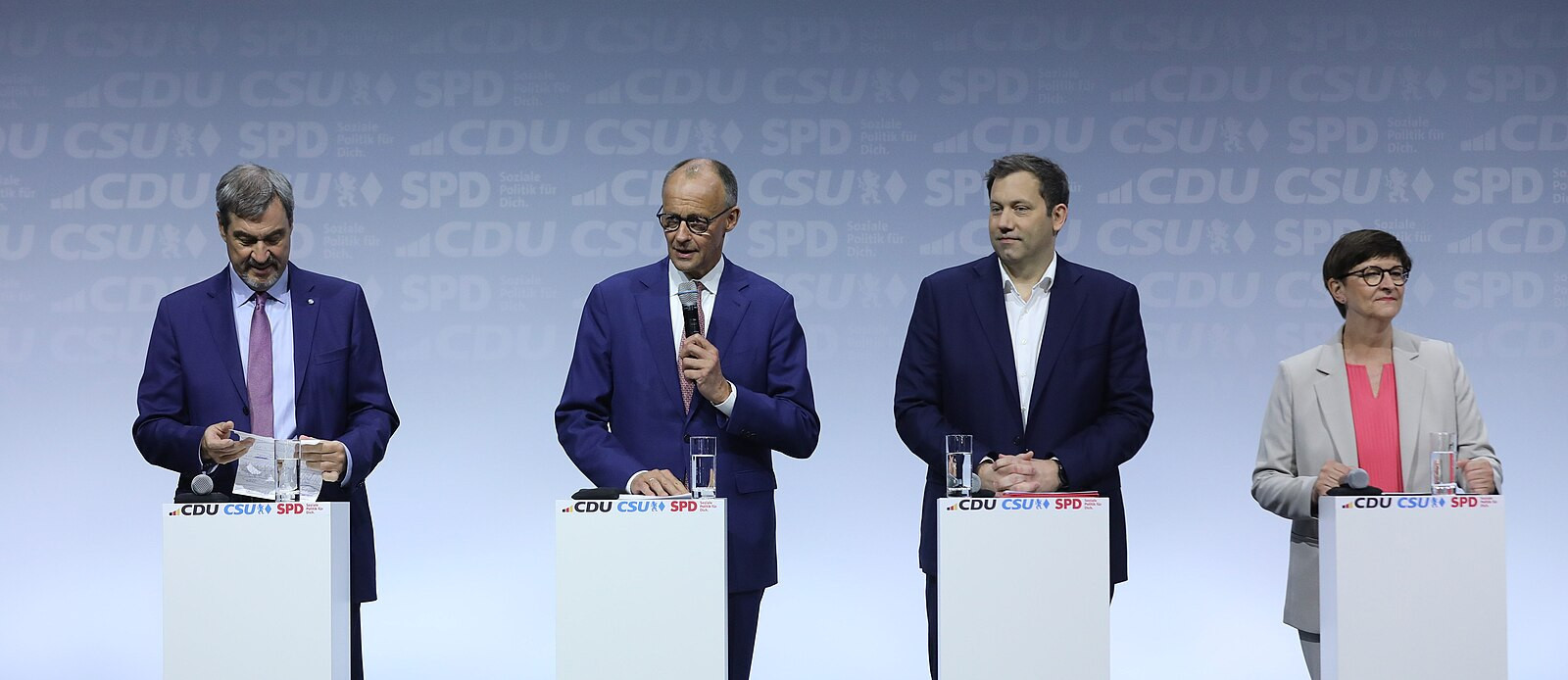 © Wikimedia Commons - Martin Rulsch (Lars Klingbeil au centre droit, à côté de Friedrich Merz sur la photo, lors de la signature de l'accord de coalition pour la 21e législature du Bundestag en Allemagne, le 5 mai 2025.) Lars Klingbeil à la manœuvre en Allemagne : l’ouverture des vannes financières suffira-t-elle pour répondre de manière adéquate aux nombreux défis ?