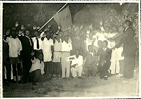 Groupe de pétitionnaires du comité de base Nkane Manguier, photographie accompagnant une pétition nominative et signée de tous les membres, datée du 27 mai 1956, Archives ONU (S-0443-0021-0001-00031) La France au Cameroun, 1945-1971