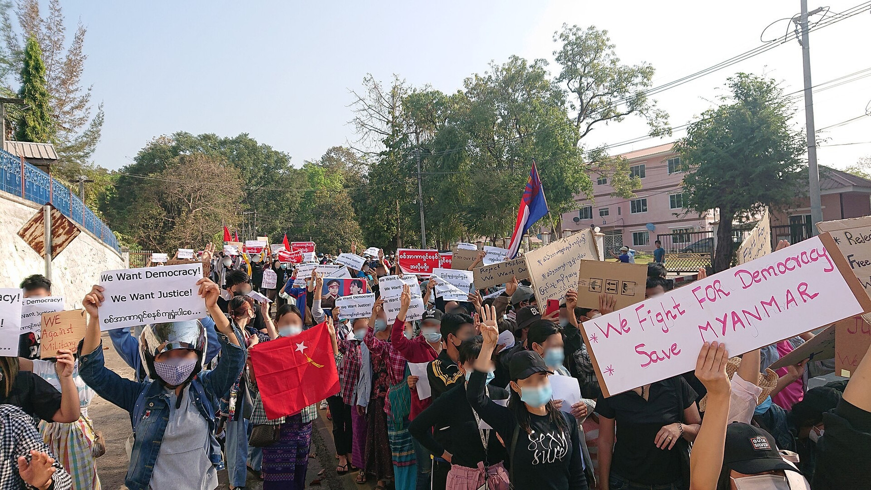Manifestation contre le coup d'Etat militaire, le 9 février 2021, Hpa-An, Etat de Kayin, Birmanie / Ninjastrikers / Wikimédia Pierre Terraz - En Birmanie. Guerre civile et explosion de la drogue