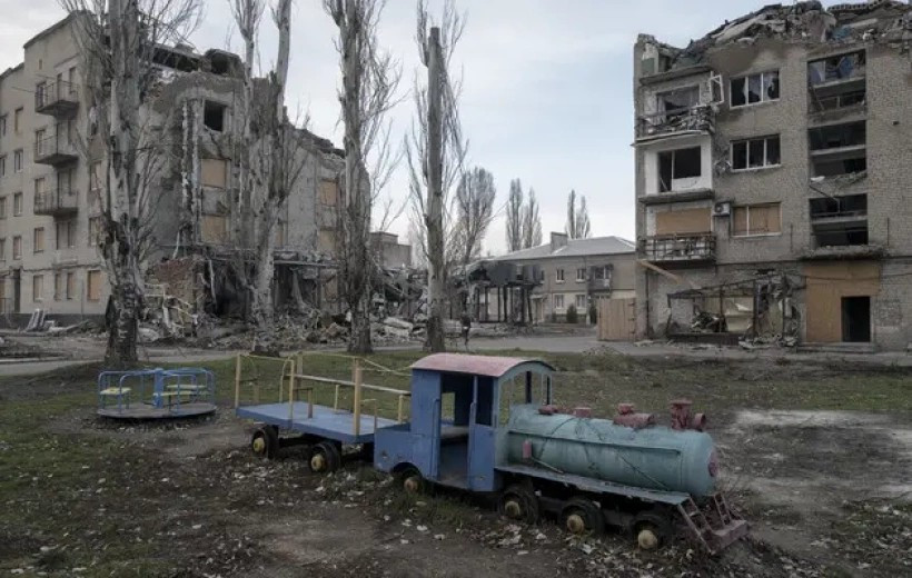 La guerre fait rage à Pokrovsk, ville autrefois peuplée de 60 000 habitants, et où la défense ukrainienne doit retenir plus de 150 000 soldats russes (Donetsk Regional Military Civil Administration - 8 janvier 2025) Aujourd'hui en Europe - 12 novembre 2025