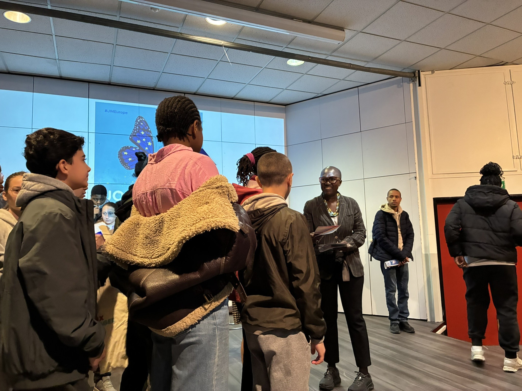 Les collégiens de Louis Issaurat à Créteil reçoivent leur carnet de bord Dans le Val-de-Marne, Erasmus+ permet aux collégiens de découvrir l'Europe