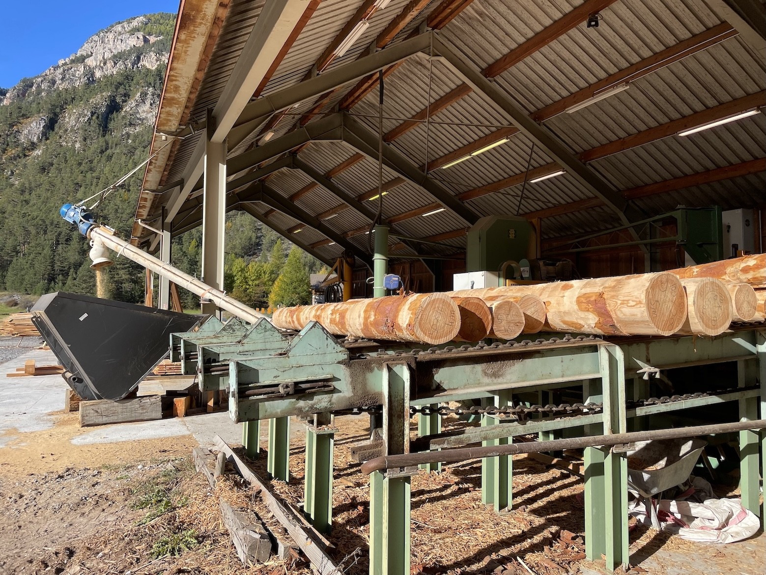 La scierie Hilaire & Fils à Val-des-Prés a pu moderniser ses installations grâce au FEDER. © Marion Paquet Dans les Alpes, l’Europe soutient la construction en bois local - L'Europe vue d'ici #139