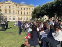 Jean-Noël Barrot à Bordeaux pour une agora citoyenne dans les jardins de la mairie
