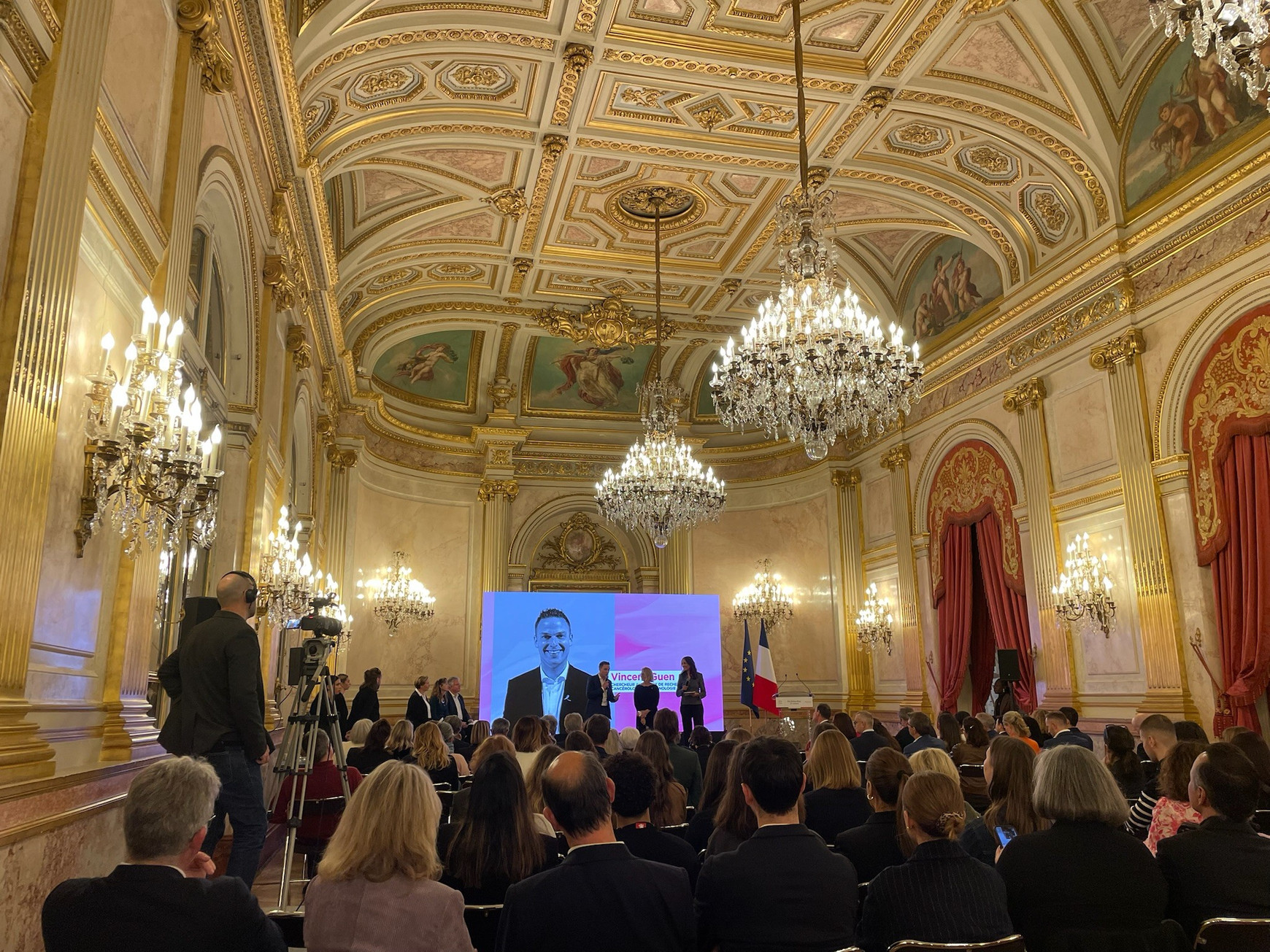 La cérémonie de remise des prix Ruban Rose 2025, à l'hôtel de Lassay, résidence de la présidente de l'Assemblée Nationale L'association Ruban Rose, une aide précieuse pour la recherche contre le cancer du sein