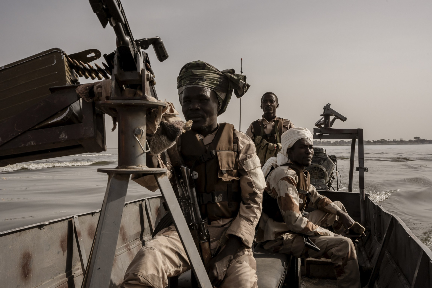 Bateau militaire de la Force multinationale mixte (FMM) lors d’une démonstration de leurs capacités amphibies, sur le lac Tchad, le 7 avril 2023. Source : © Adrienne Surprenant Luca Ferrini : Le Tchad, à la croisée des crises sahéliennes
