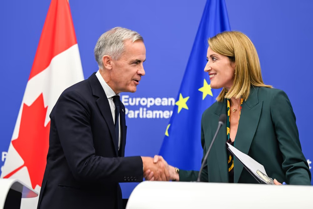 Roberta METSOLA, Présidente du Parlement européen et Mark Carney, Premier ministre canadien lors d'une conférence de presse le 17 septembre 2026. © European Union 2026- Source : EP Non, M. Trump, le rapprochement UE-Canada n’est pas «risible», c’est une alliance et contre vous