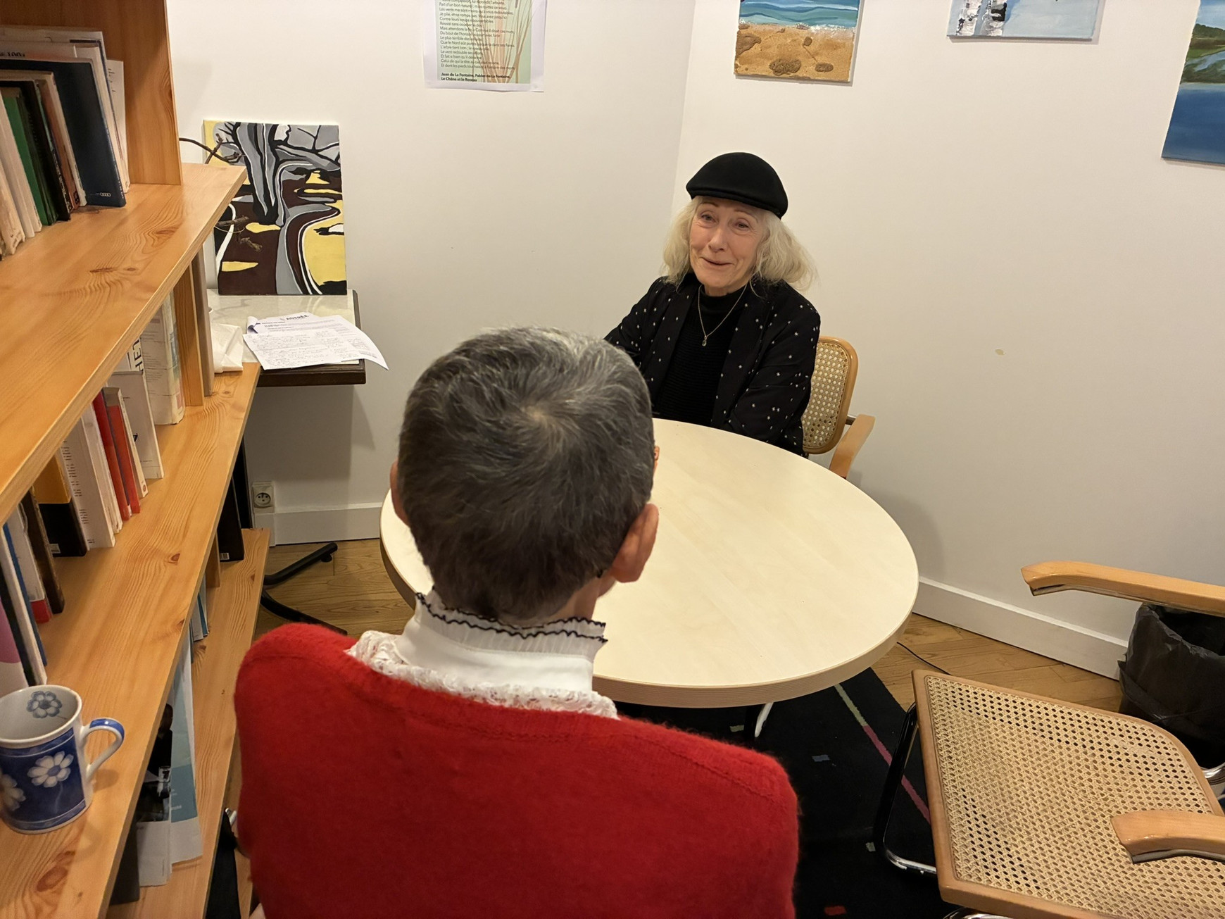 Ghislaine (de dos) et Jeannine, dans les locaux de l'association Astrée à Paris Pour sortir de la solitude, Astrée mise sur l'accompagnement