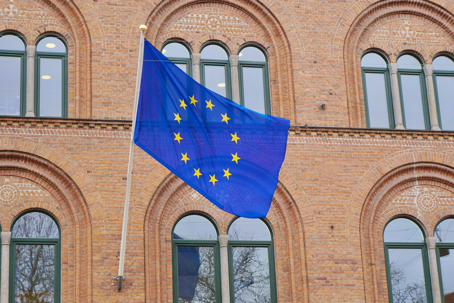 Photo de Antoine Schibler sur Unsplash Le drapeau européen, un symbole qui dérange certains maires