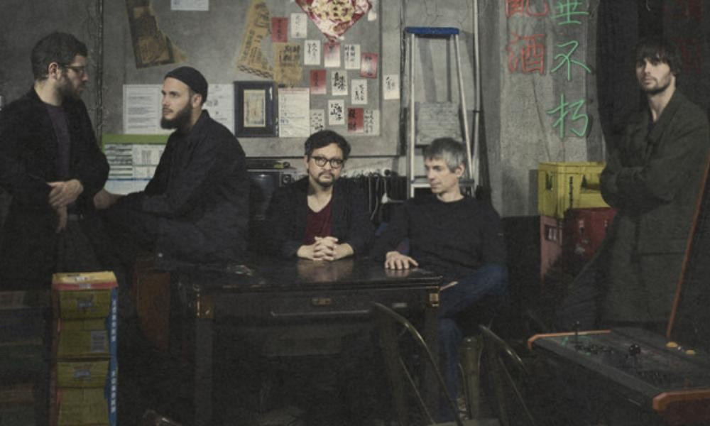 Photo du groupe sur la pochette de l'album "Infinity Shakes" Oan Kim & The Dirty Jazz - When Colours Turn Grey
