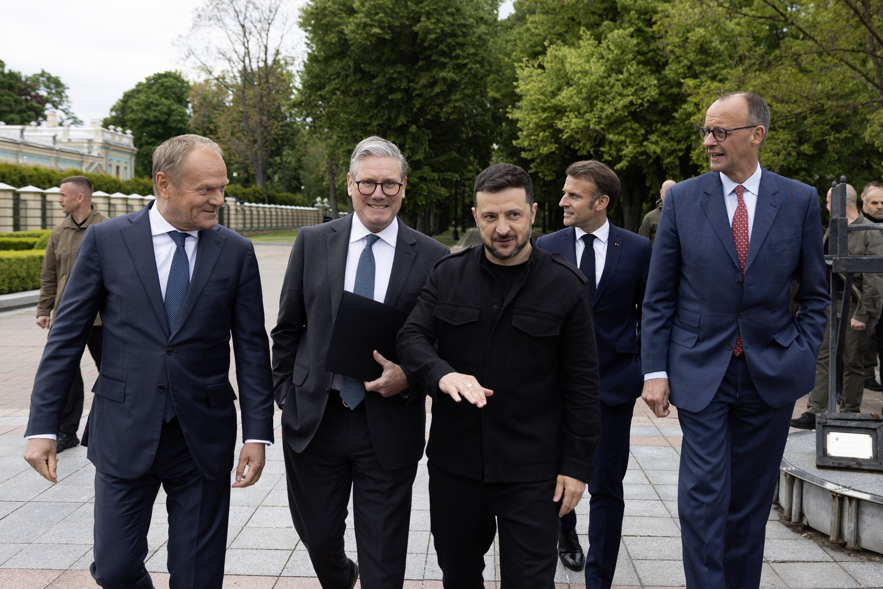 Malgré la pression imposée par les Etats-Unis, Volodymyr Zelensky bénéficie du soutien de la “coalition des volontaires” (Simon Dawson / No 10 Downing Street) Aujourd'hui en Europe - 11 décembre 2025