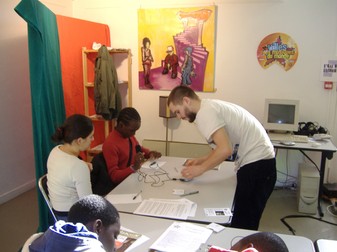 Épisode L'oeil à l'écoute / Il y a 10 ans V2MFM à Bobigny de l'émission L’œil à l’écoute