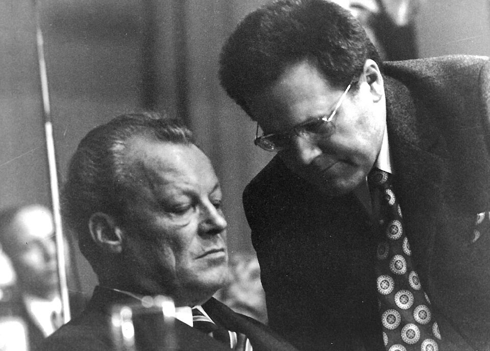 Willy Brandt (à gauche) et Günter Guillaume (à droite) lors d'un congrès du parti à Düsseldorf, entre 1970 et 1974. © Photo de Pelz sous license Creative Commons Berlin, nid d'espions