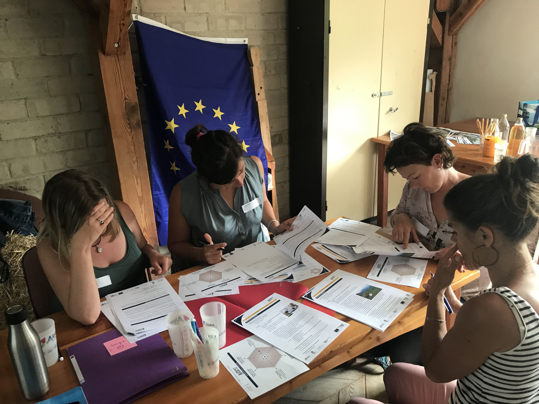 Des membres du groupe d’action local Alpes & Azur travaillent sur des projets fictifs pour mieux s’imprégner des critères du programme Leader. © : Marion Paquet Dans les coulisses d'un programme Leader (1/2) - L'Europe vue d'ici #92