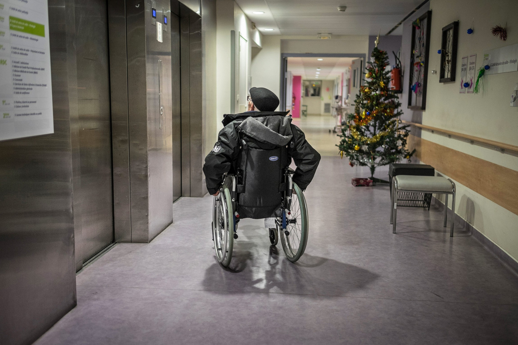 Un monsieur en fauteuil roulant dans les couloirs d'un hôpital parisien, le 3 janvier 2015. © Olivier Donnars/Le Pictorium/Maxppp L'inégal accès aux soins pour les personnes en situation de handicap