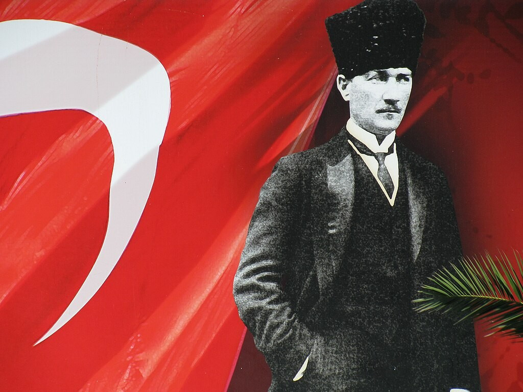 Portrait d'Atatürk avec le drapeau turc - 	Segafredo18 - CC BY-SA 3.0 Grand Turc et petits Européens