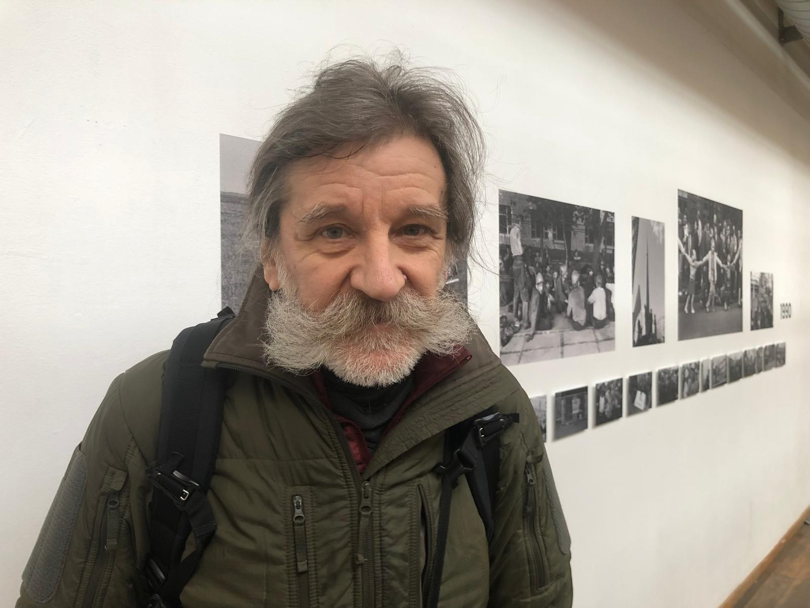 Oleksandr Glyadyelov à l’ exposition « Et je vis – Oleksandr Glyadyelov : L’Ukraine en Résistance à Bruxelles Et je vis : photographier l’Ukraine en résistance — entretien avec Oleksandr Glyadyelov (1/2)