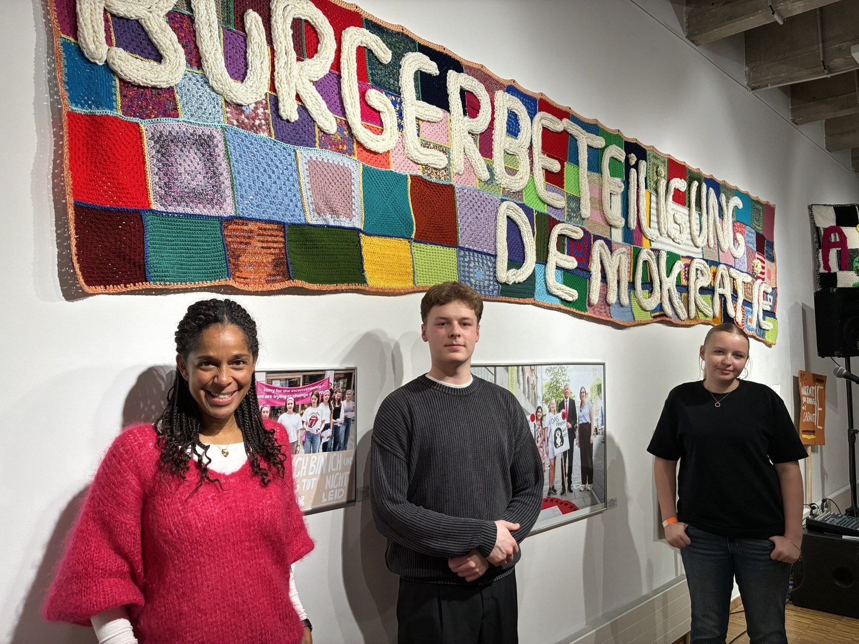 Sarah Bergh, Lendrit et Larissa L'Institut Goethe de Paris expose la "marche pour la démocratie" de jeunes munichois·es