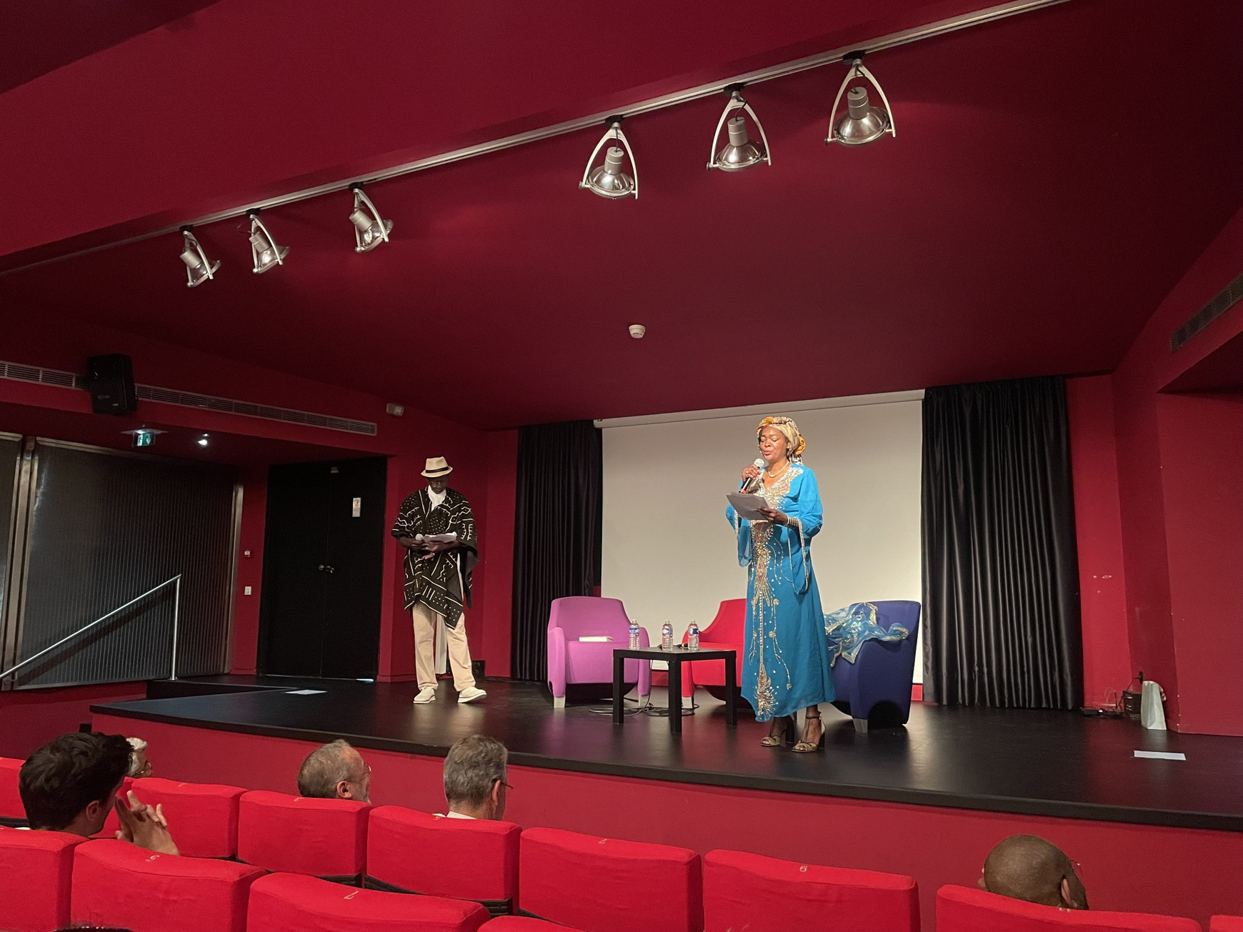 Cheikh Sow et Diane-Grâce Gorra sur la scène de l'auditorium de la médiathèque de Mérignac © Camille Buonanno. La pédagogie autour de l'histoire de l'esclavage doit aussi se faire localement