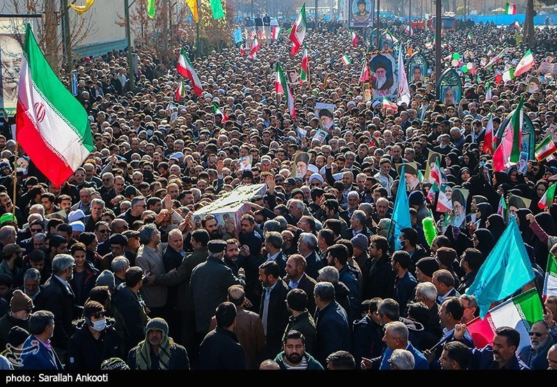 Manifestants iraniens à Kerman — Des personnes défilent dans les rues de Kerman (Iran), le 8 janvier 2026, lors des protestations massives contre le régime. Source : Tasnim News Agency, CC BY 4.0, via Wikimedia Commons, Sarallah Ankooti Aujourd'hui en Europe - 13 janvier 2026